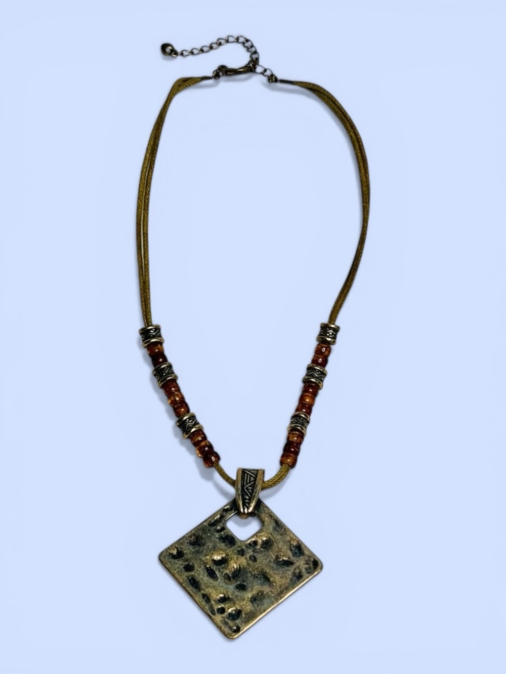 Premier Designs Bali Necklace‎ Hammered Brass Tone Pendant Beaded
Magnetic